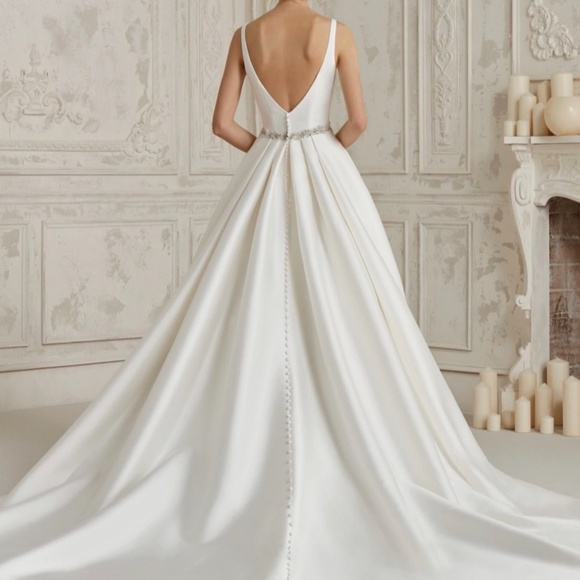 Wedding gown - Picture 2 of 4